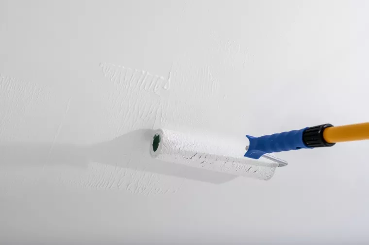 Pose d'enduit de lissage au rouleau sur mur extérieur, Port-de-Bouc, BTD CONSTRUCTIONS